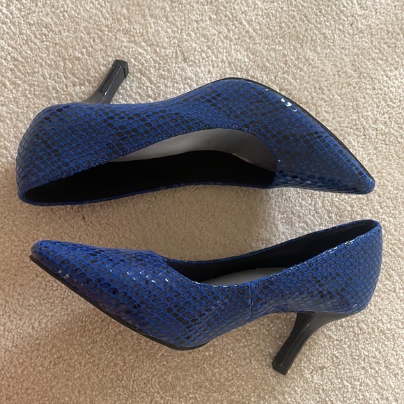 Never worn Christian siriano blue snake print pumps - Picture 2 of 7